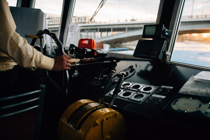 Capitán llevando un barco