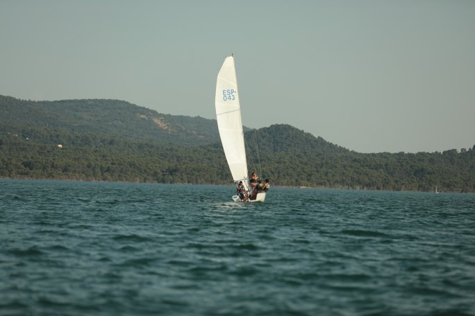 Cómo empezar a navegar a vela cuando nunca has tocado una driza