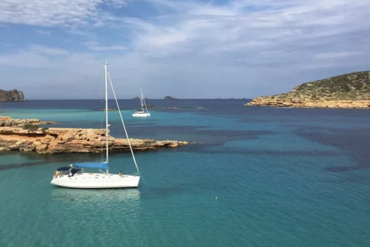 Diez planes para navegar este verano por las islas Baleares