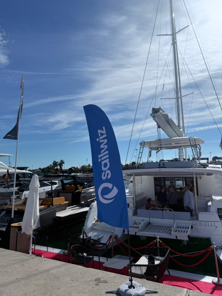 Catamaranes preparándose para la salida