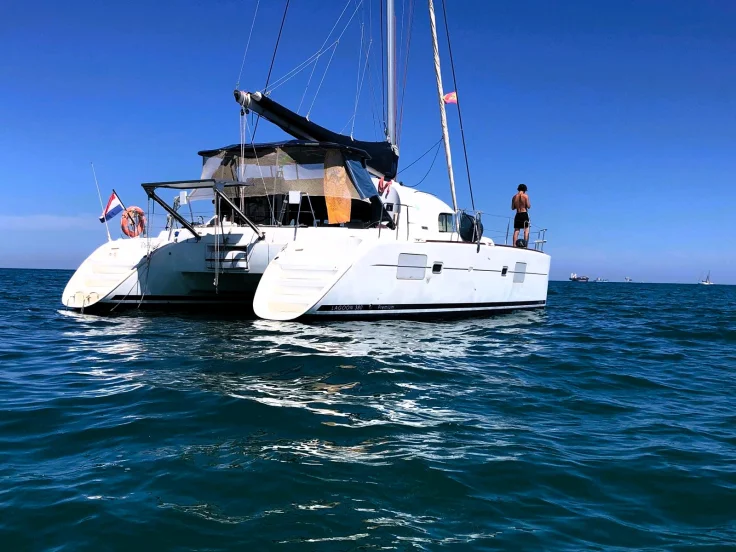 Navegación en catamarán por Ibiza