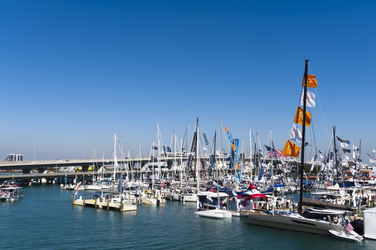 Venta de barcos nuevos en el salón náutico de Miami