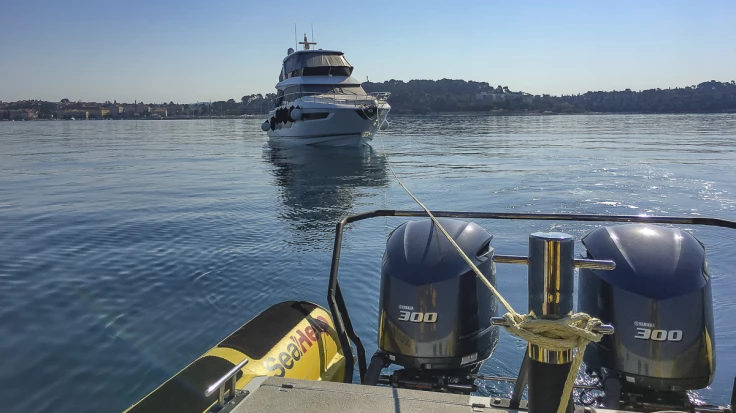 remolcando un barco