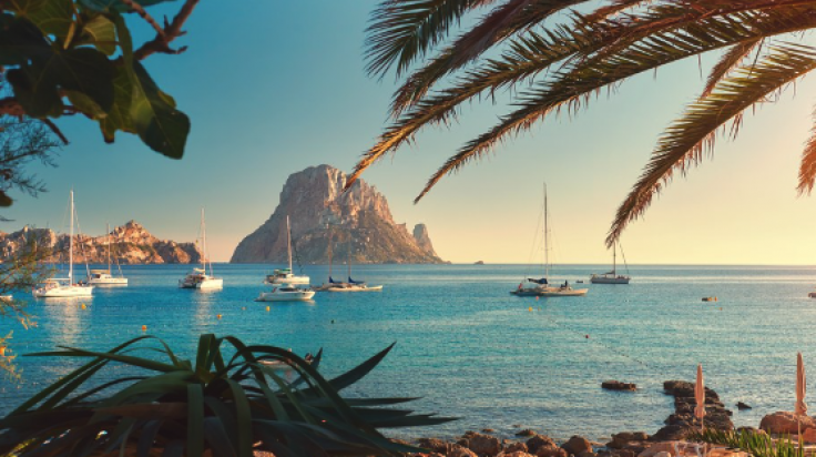 barcos de alquiler fondeados en Ibiza