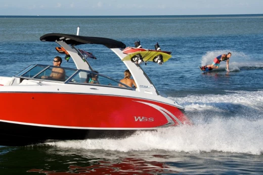 Cobalt R5WSS; embarcación deportiva para los aficionados al Wakeboard