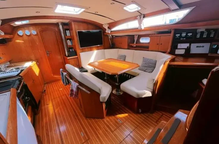 Salón y cocina del velero Forquilla