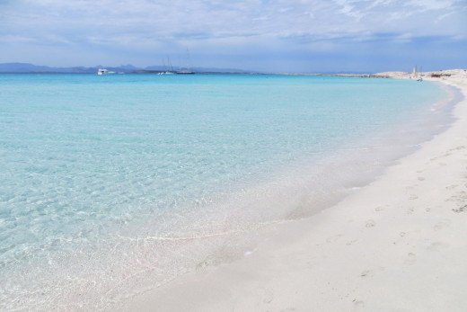 Siete destinos de aguas cristalinas en los que navegar en España