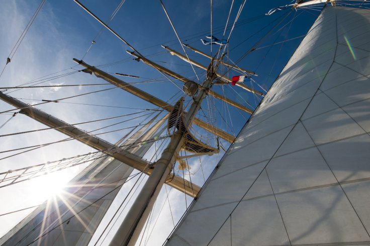 sailing-into-the-sun-aboard-a-majestic-tall-ship-2025-04-05-04-28-14-utc