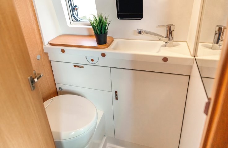 Baño de un barco con depósito de aguas negras