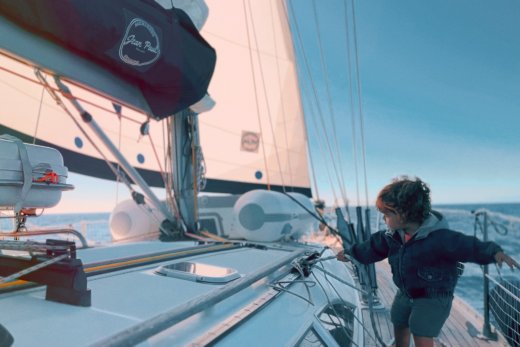 Criar a un niño en un velero dando la vuelta al mundo.