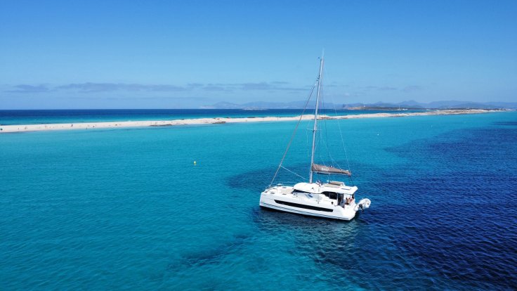 Navega en catamarán por Ibiza y Formentera
