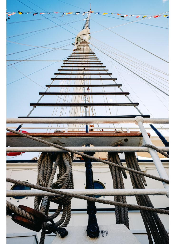 rope-ladders-on-a-sailboat-2026-01-05-22-51-13-utc