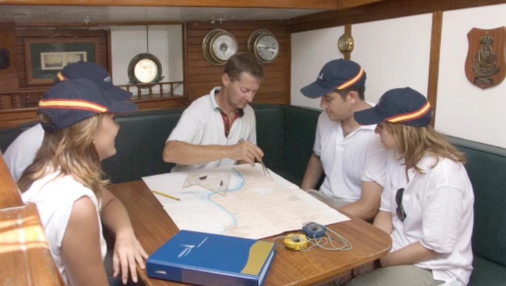 Joachim a bordo del Evasión explicando cartas