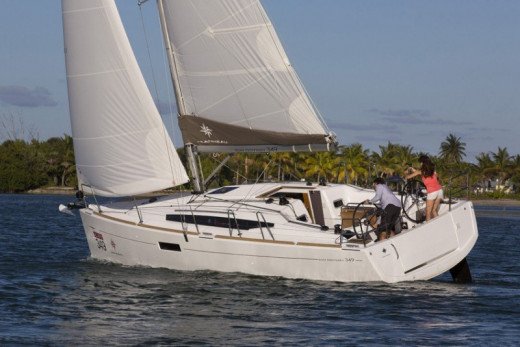 Sun Odyssey 349, doble puesto de gobierno y posibilidad de dos o tres camarotes.