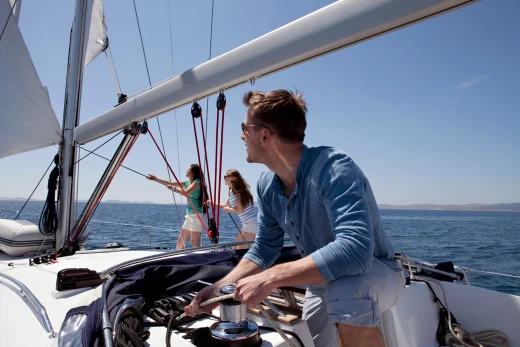 Maniobras de un velero: guía práctica para gobernar y maniobrar con seguridad