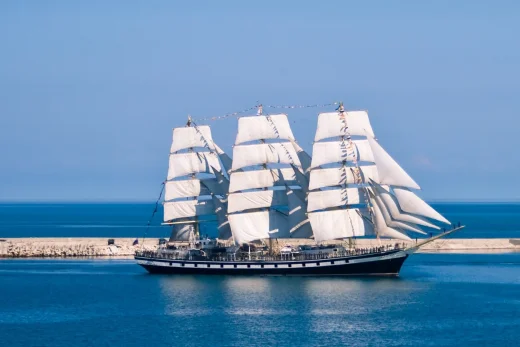 5 razones por las que las Armadas del mundo siguen formando marinos en buques a vela