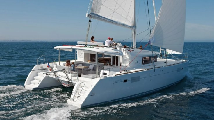 Lagoon 450 F: The best seller catamaran with a flybridge